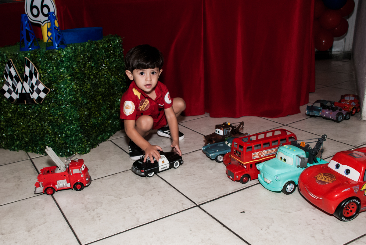 aproveitando os personagens da mesa para brincar no Buffet Fábrica da Alegria, Osasco, São Paulo, aniversário de Victor 2 anos, tema da festa carros