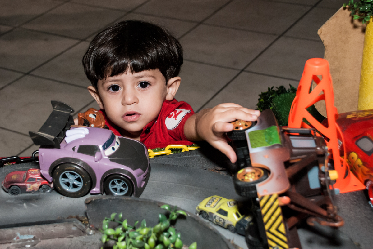 atraido pelos personagens da mesa no Buffet Fábrica da Alegria, Osasco, São Paulo, aniversário de Victor 2 anos, tema da festa carros