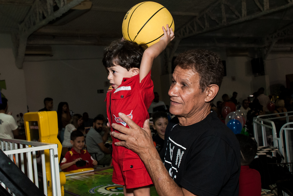 jagando basquete no Buffet Fábrica da Alegria, Osasco, São Paulo, aniversário de Victor 2 anos, tema da festa carros