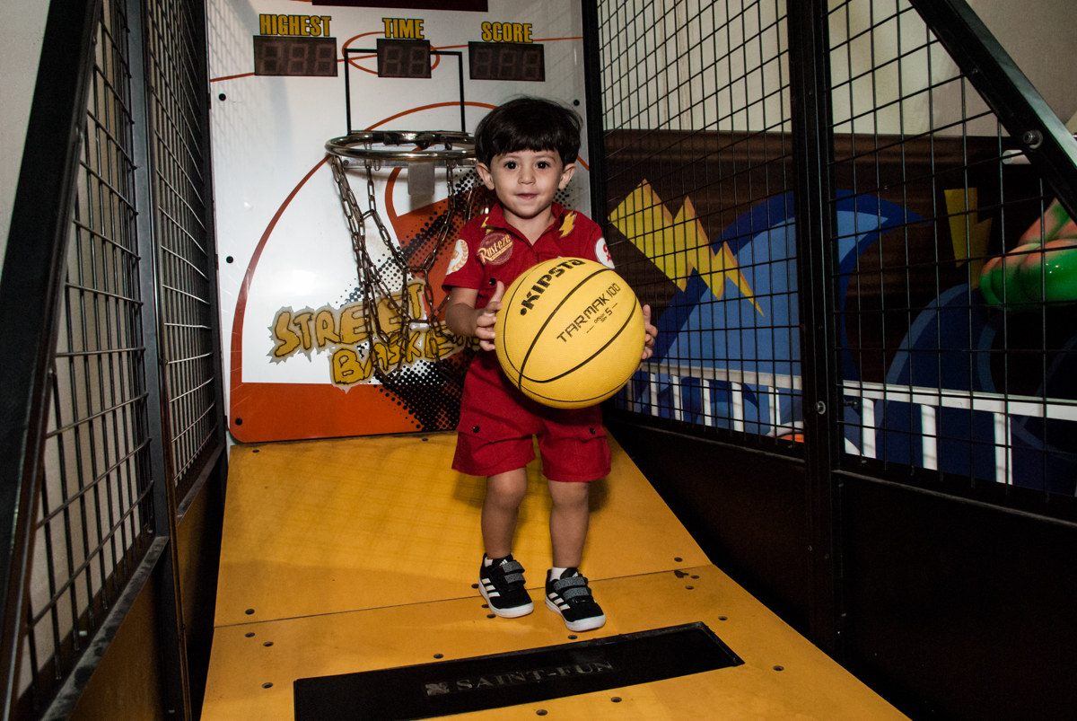 brincando com a bola no Buffet Fábrica da Alegria, Osasco, São Paulo, aniversário de Victor 2 anos, tema da festa carros
