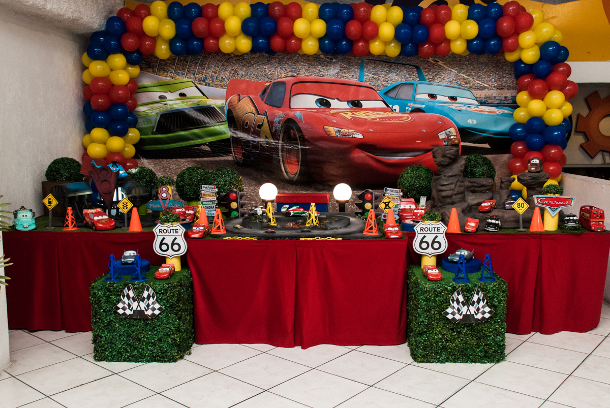 Mesa temática bo Buffet Fábrica da Alegria, Osasco, São Paulo, aniversário de Victor 2 anos, tema da festa carros