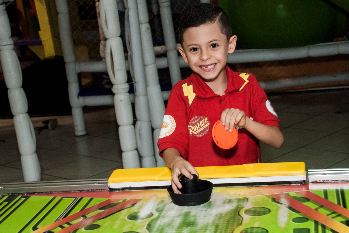 hora de jogar futebol de mesa no Buffet Fábrica da Alegria, Osasco, São Paulo, aniversário de Victor 2 anos, tema da festa carros