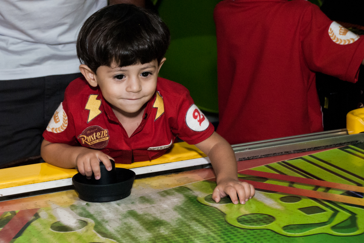 O aniversariante é o adversário no futebol no Buffet Fábrica da Alegria, Osasco, São Paulo, aniversário de Victor 2 anos, tema da festa carros