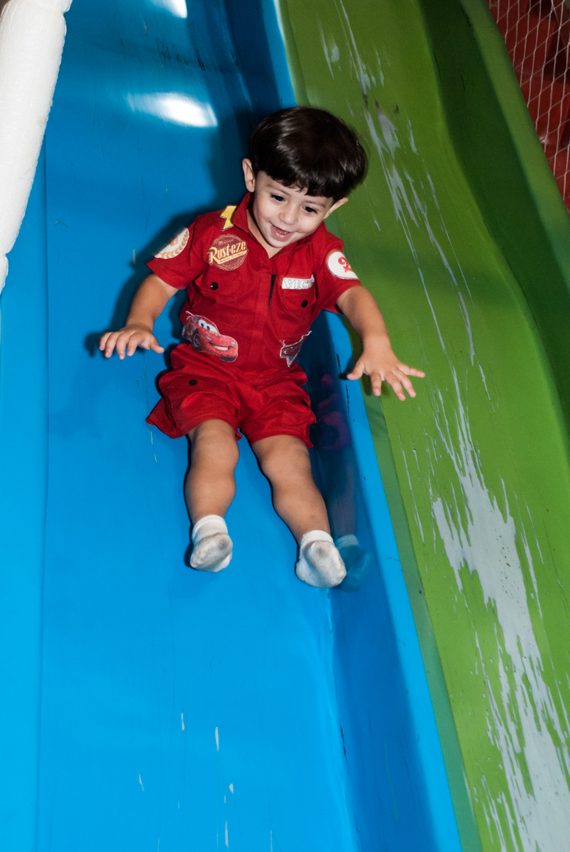 descendo no escorregador no Buffet Fábrica da Alegria, Osasco, São Paulo, aniversário de Victor 2 anos, tema da festa carros