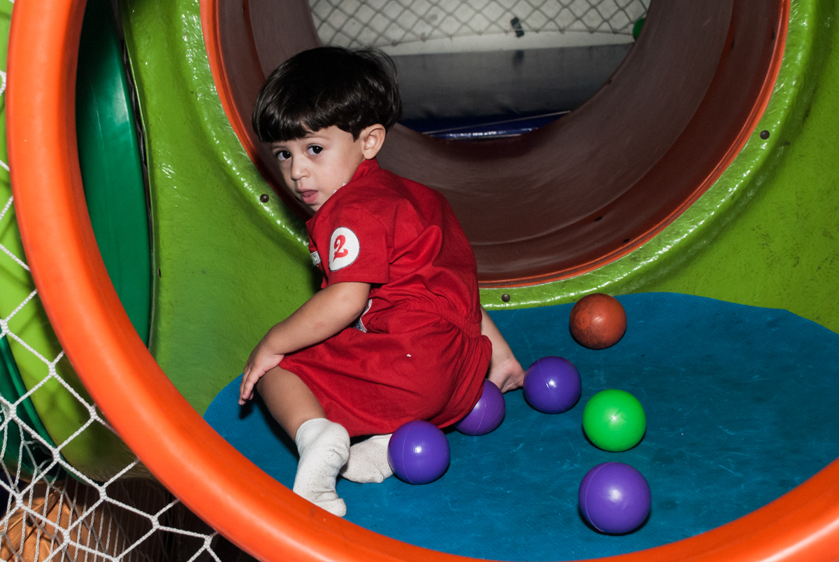 diversão no brinquedão no Buffet Fábrica da Alegria, Osasco, São Paulo, aniversário de Victor 2 anos, tema da festa carros