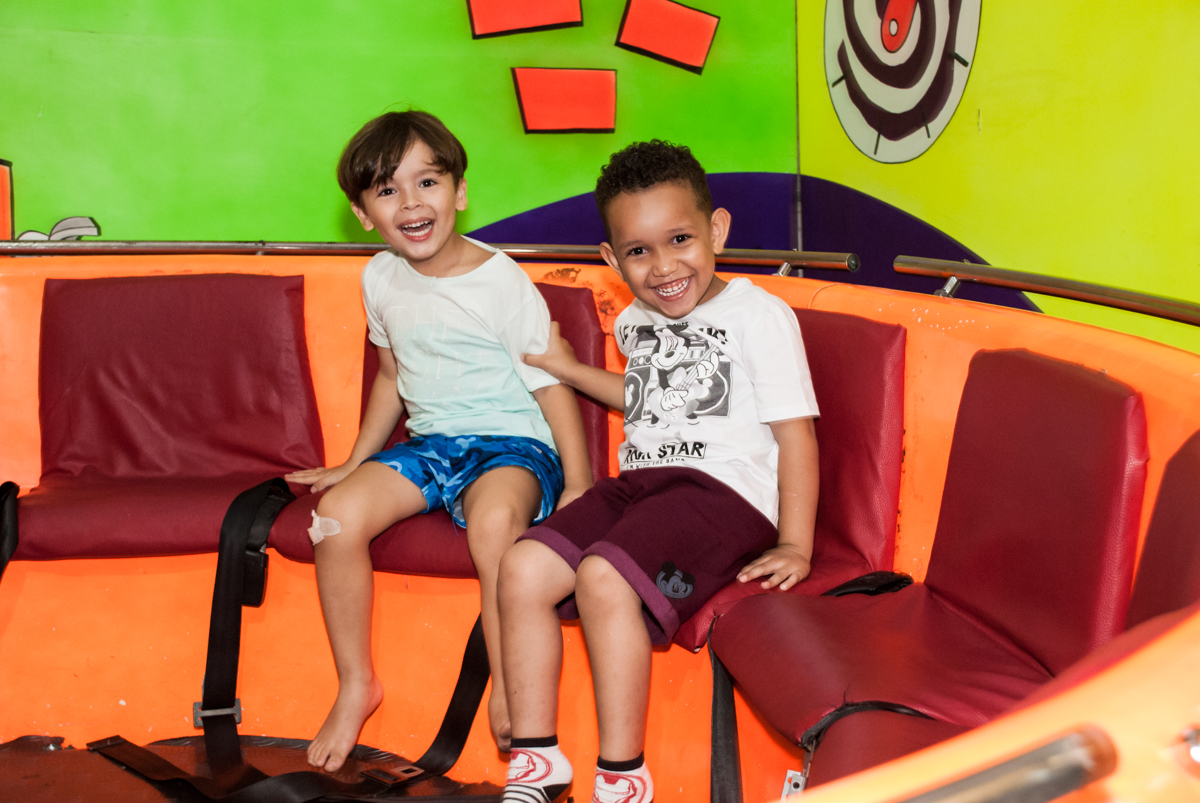 curtindo o labamba no Buffet Fábrica da Alegria, Osasco, São Paulo, aniversário de Victor 2 anos, tema da festa carros