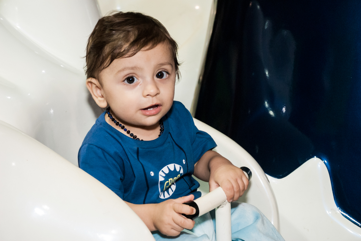 feliz no brinquedo carrossel no Buffet Fábrica da Alegria, Osasco, São Paulo, aniversário de Victor 2 anos, tema da festa carros