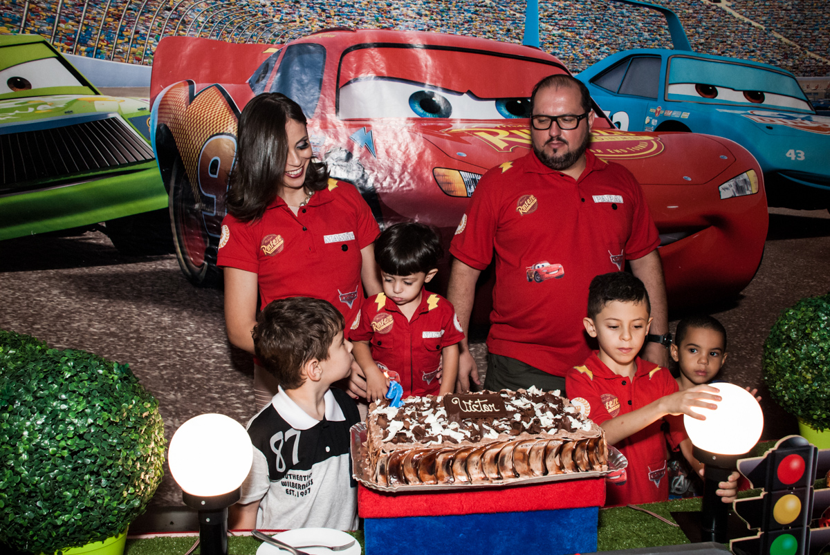 Hora do parabéns no Buffet Fábrica da Alegria, Osasco, São Paulo, aniversário de Victor 2 anos, tema da festa carros