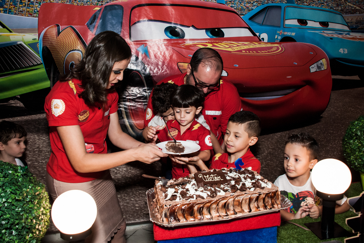 primeiro pedaço de bolo no Buffet Fábrica da Alegria, Osasco, São Paulo, aniversário de Victor 2 anos, tema da festa carros