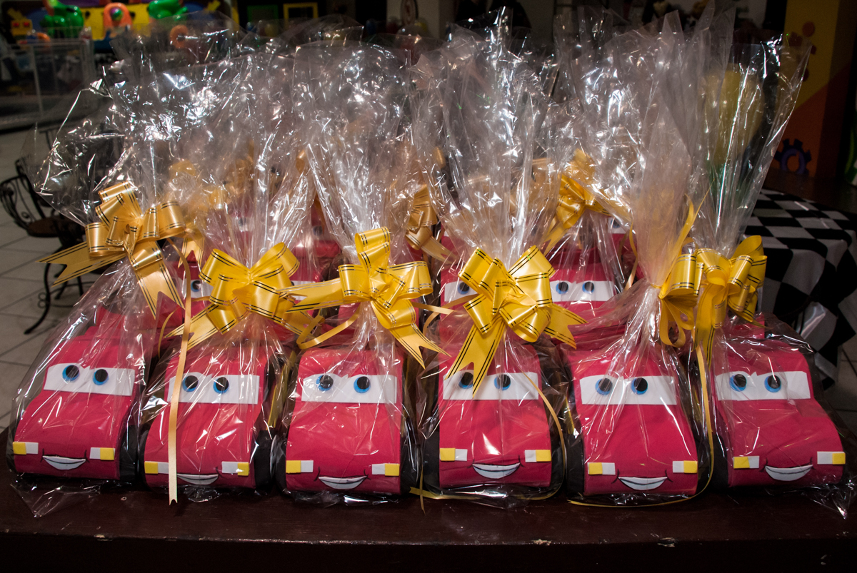 lembrancinha da festa para as crianças no Buffet Fábrica da Alegria, Osasco, São Paulo, aniversário de Victor 2 anos, tema da festa carros