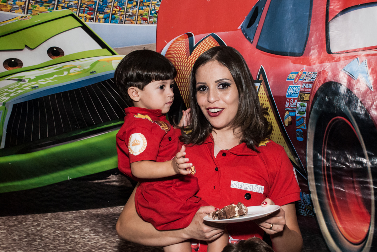 O primeiro pedaço de bolo é da mamãe no Buffet Fábrica da Alegria, Osasco, São Paulo, aniversário de Victor 2 anos, tema da festa carros