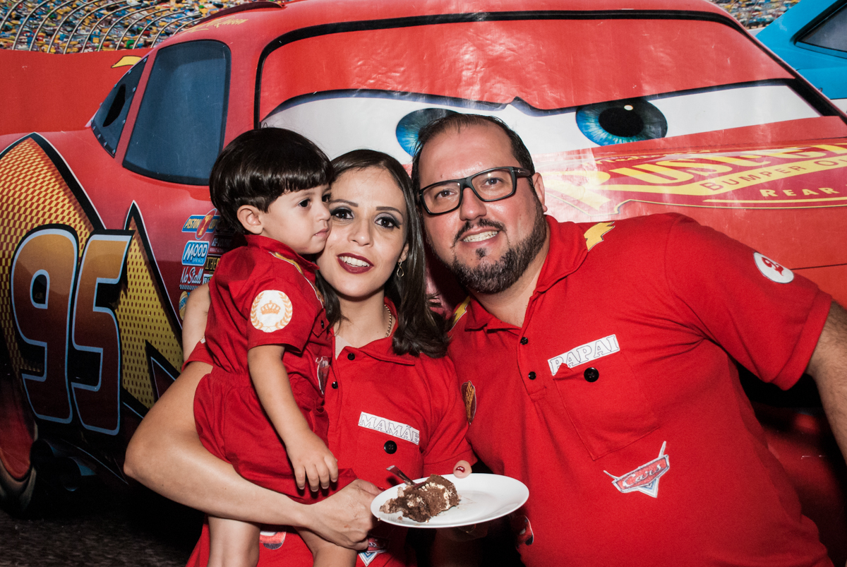 Bolo dividido com o papai no Buffet Fábrica da Alegria, Osasco, São Paulo, aniversário de Victor 2 anos, tema da festa carros