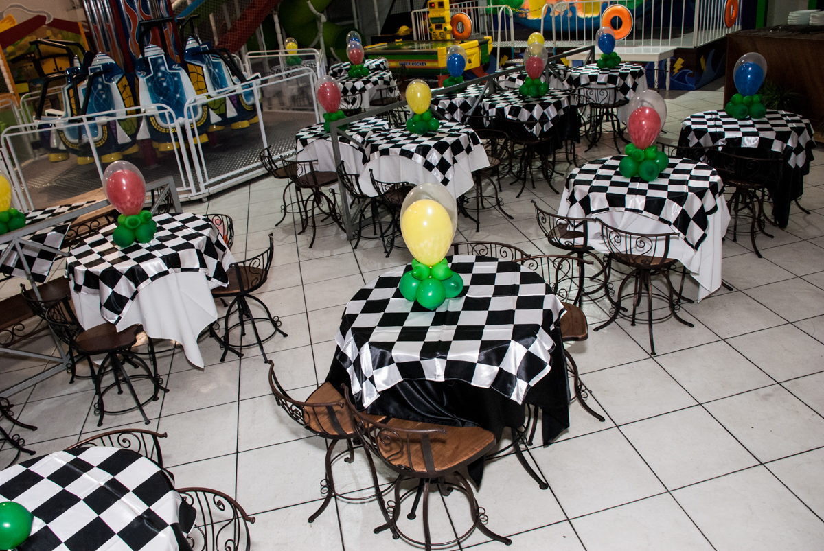 salão decorado co bexigas no Buffet Fábrica da Alegria, Osasco, São Paulo, aniversário de Victor 2 anos, tema da festa carros