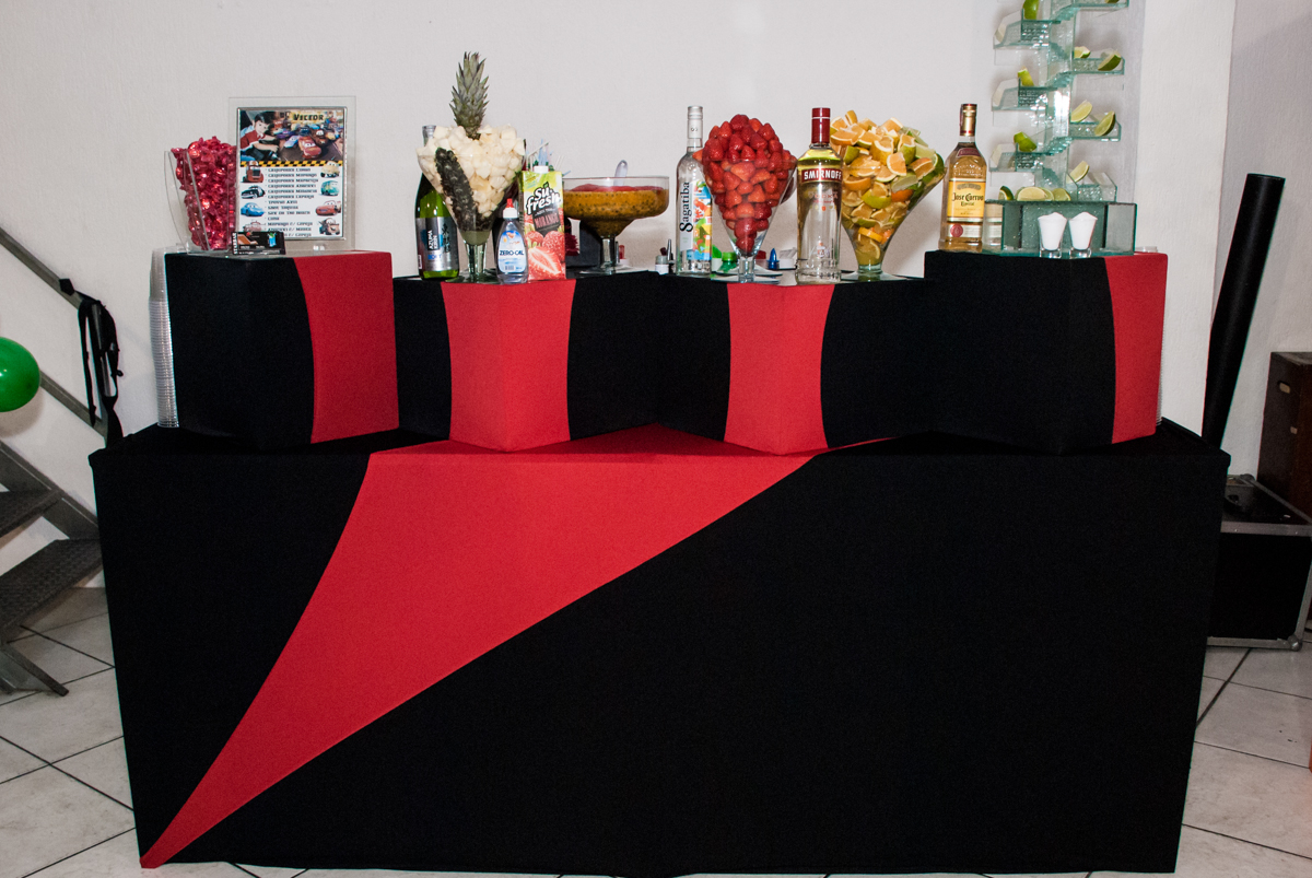mesa de drinks Star Bar no Buffet Fábrica da Alegria, Osasco, São Paulo, aniversário de Victor 2 anos, tema da festa carros