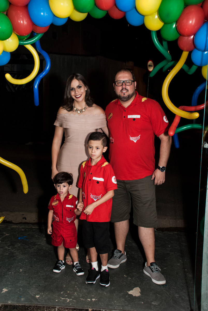fotografia da família no arco de bexigas no Buffet Fábrica da Alegria, Osasco, São Paulo, aniversário de Victor 2 anos, tema da festa carros