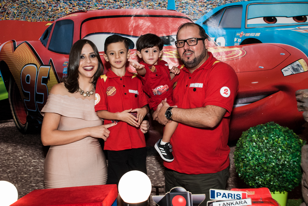 entrada da família para a festa no Buffet Fábrica da Alegria, Osasco, São Paulo, aniversário de Victor 2 anos, tema da festa carros