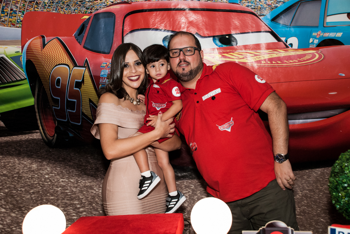 fotografia do aniversariante com os pais no Buffet Fábrica da Alegria, Osasco, São Paulo, aniversário de Victor 2 anos, tema da festa carros