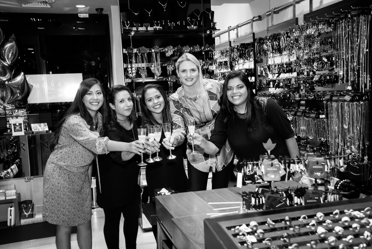 brindando o lançamento na Morana Acessórios, Shopping Villa Lobos, São Paulo
