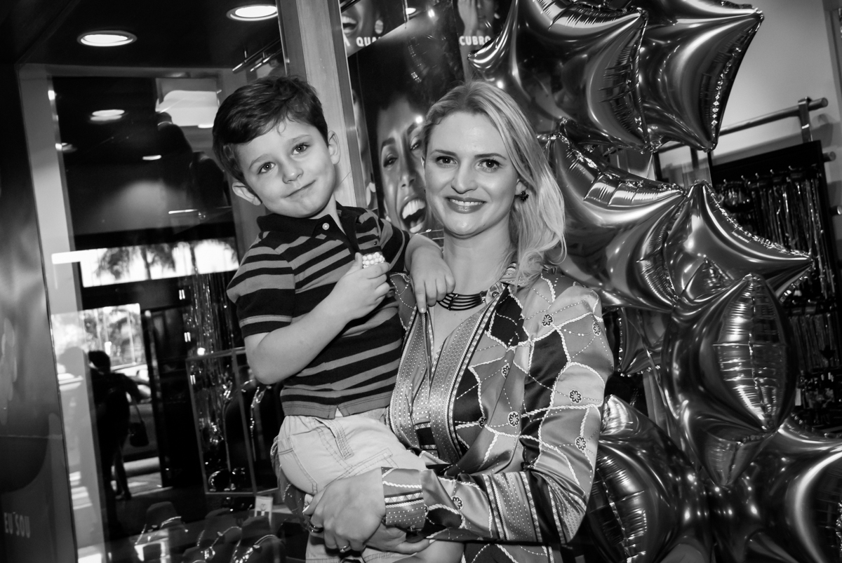 O filho também foi no coquetel na Morana Acessórios, Shopping Villa Lobos, São Paulo