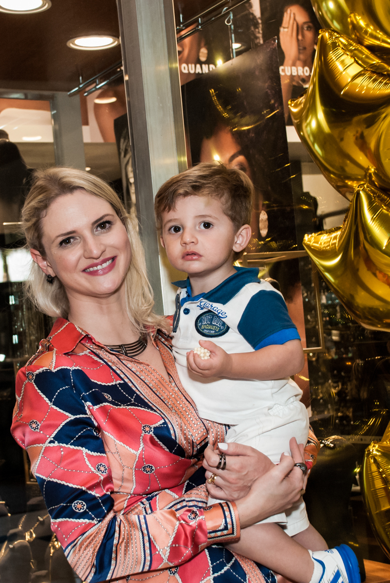 A dona da loja feliz na Morana Acessórios, Shopping Villa Lobos, São Paulo