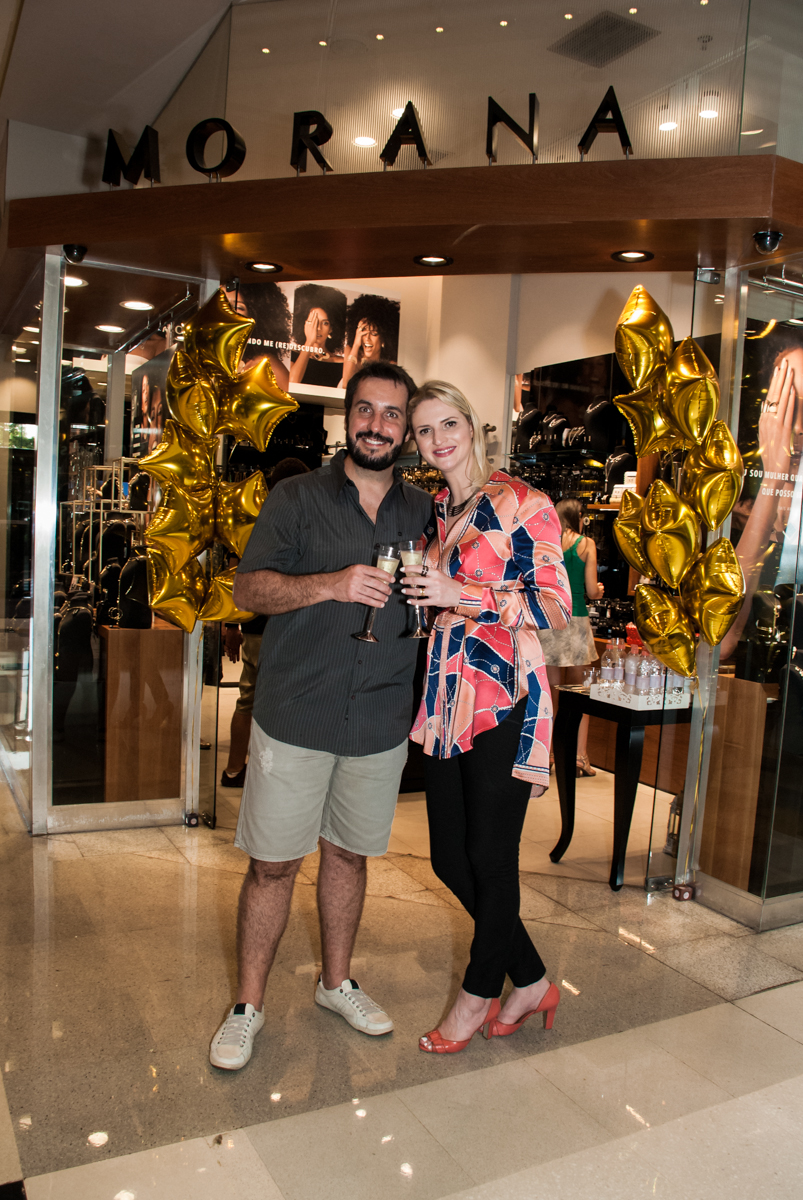 brindando na porta da loja na Morana Acessórios, Shopping Villa Lobos, São Paulo