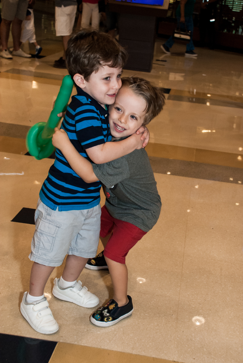 abraço dos amigos na Morana Acessórios, Shopping Villa Lobos, São Paulo