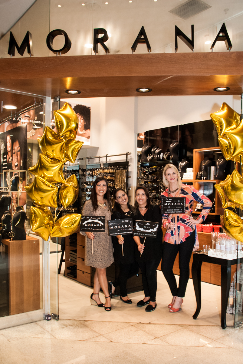 todos comemoram o coquetel no Morana Acessórios, Shopping Villa Lobos, São Paulo