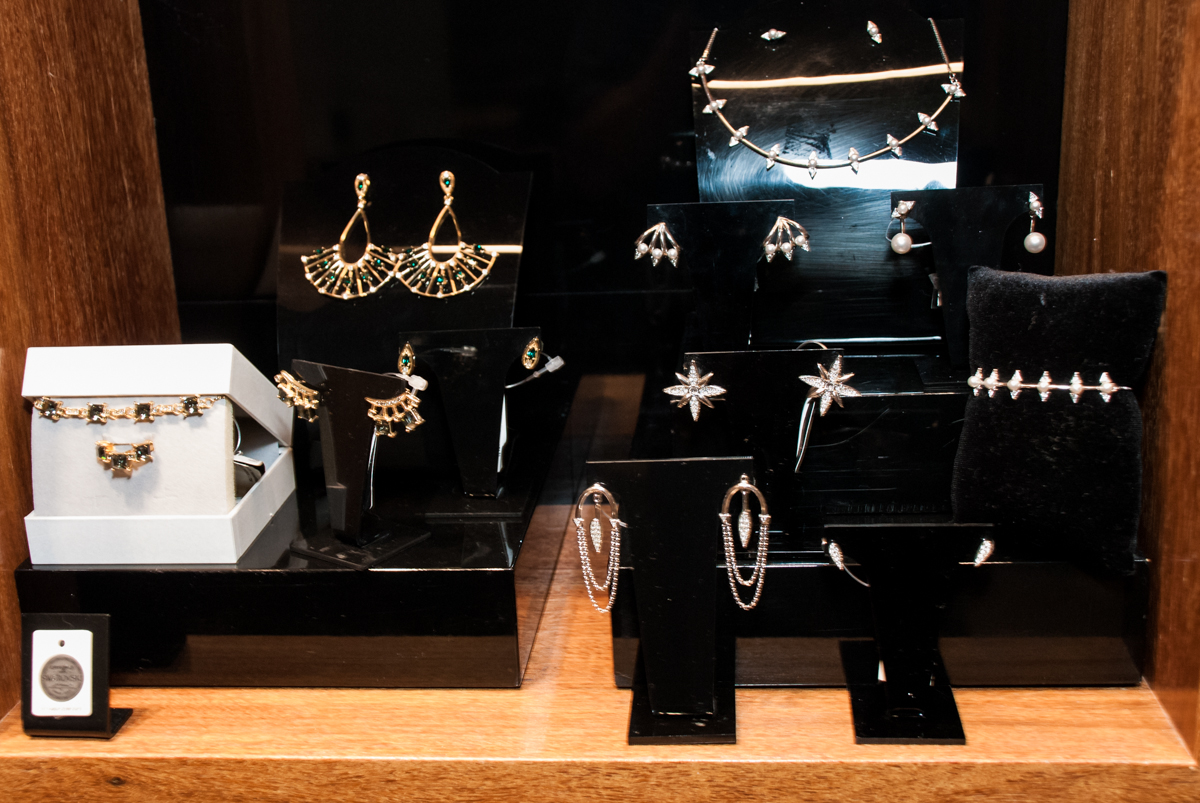 colares variados na Morana Acessórios, Shopping Villa Lobos, São Paulo