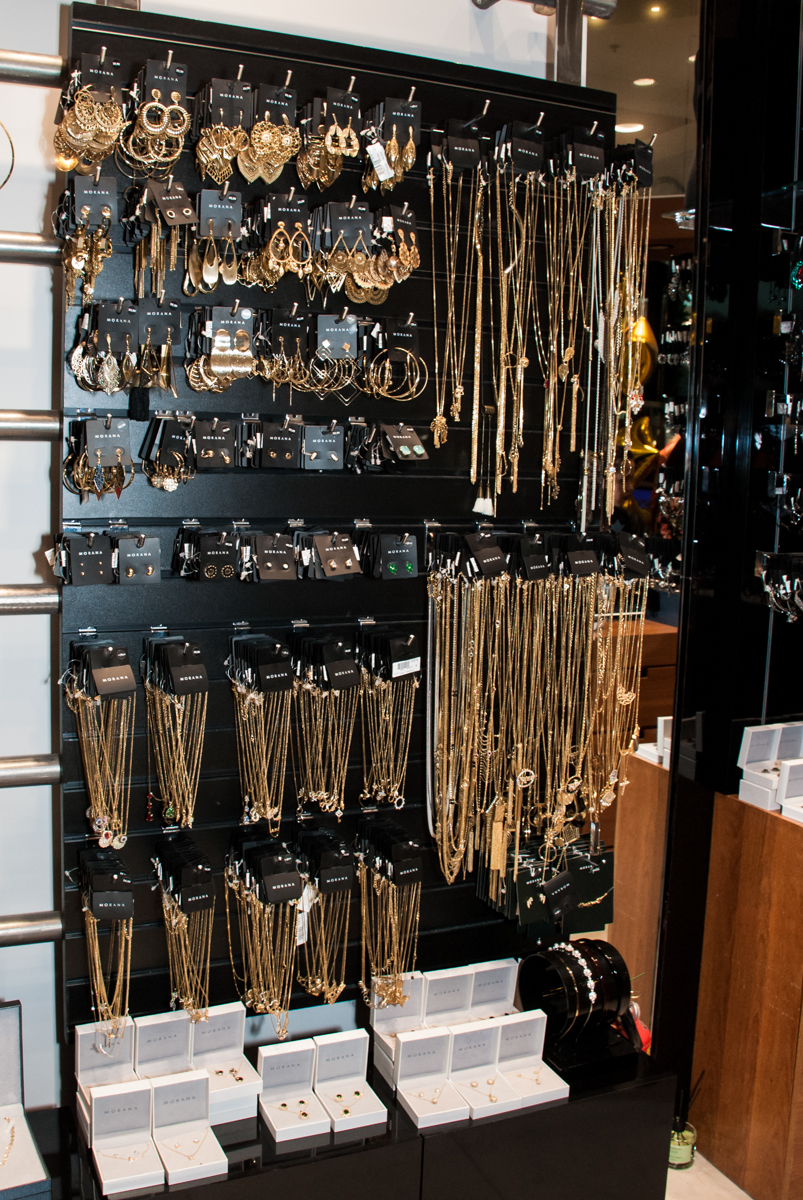 correntes para todos os gostos na Morana Acessórios, Shopping Villa Lobos, São Paulo