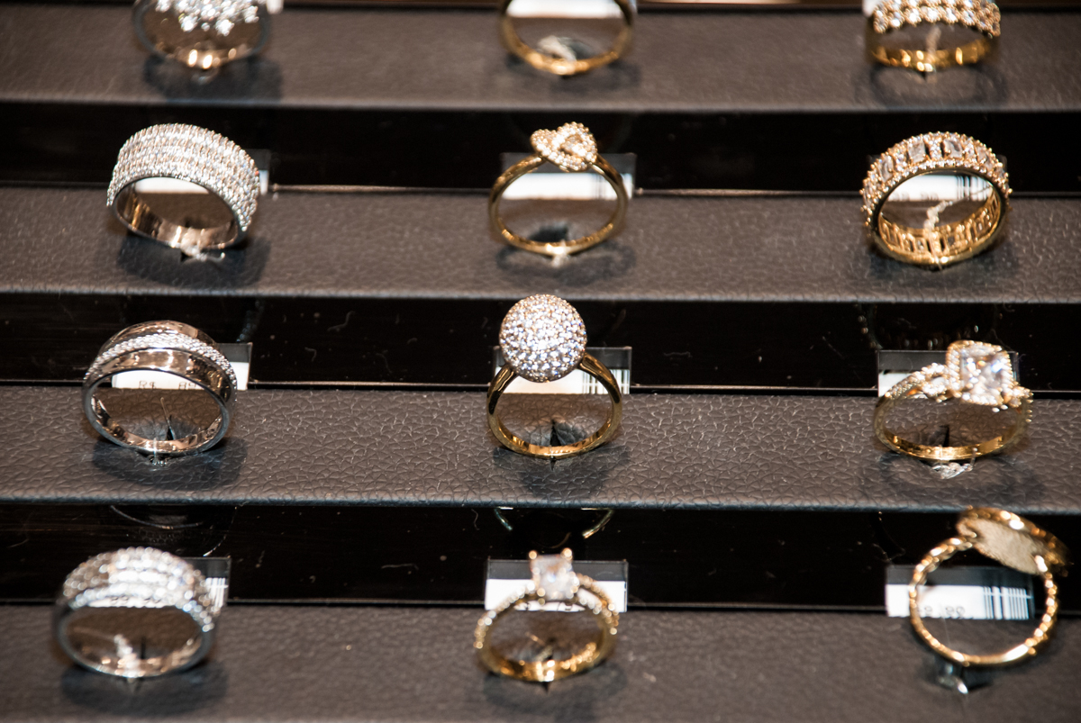 variedades de anéis na Morana Acessórios, Shopping Villa Lobos, São Paulo