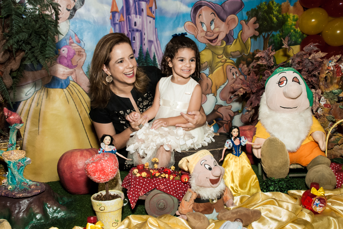 brincando com a mamãe no Buffet Planeta Kids, niversario Larissa 3 anos, tema da festa Branca de Neve