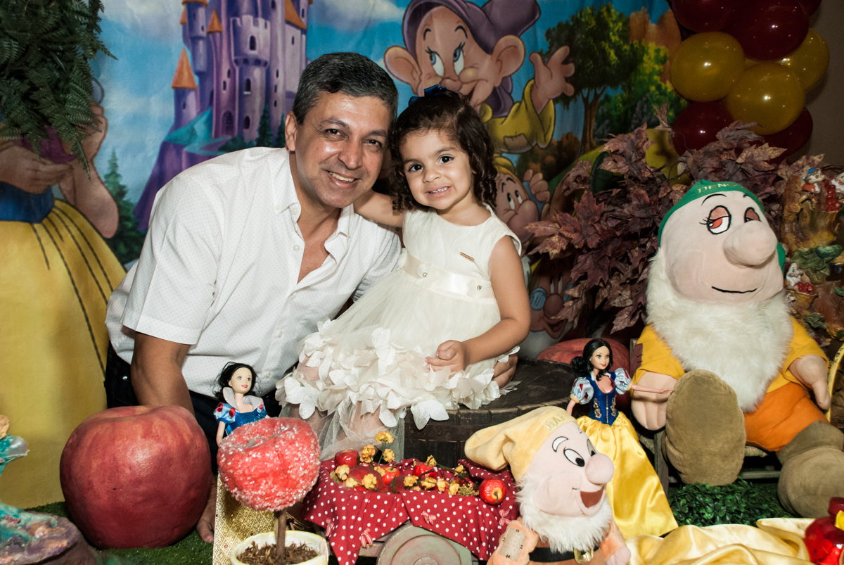 foto com o papai no Buffet Planeta Kids, niversario Larissa 3 anos, tema da festa Branca de Neve