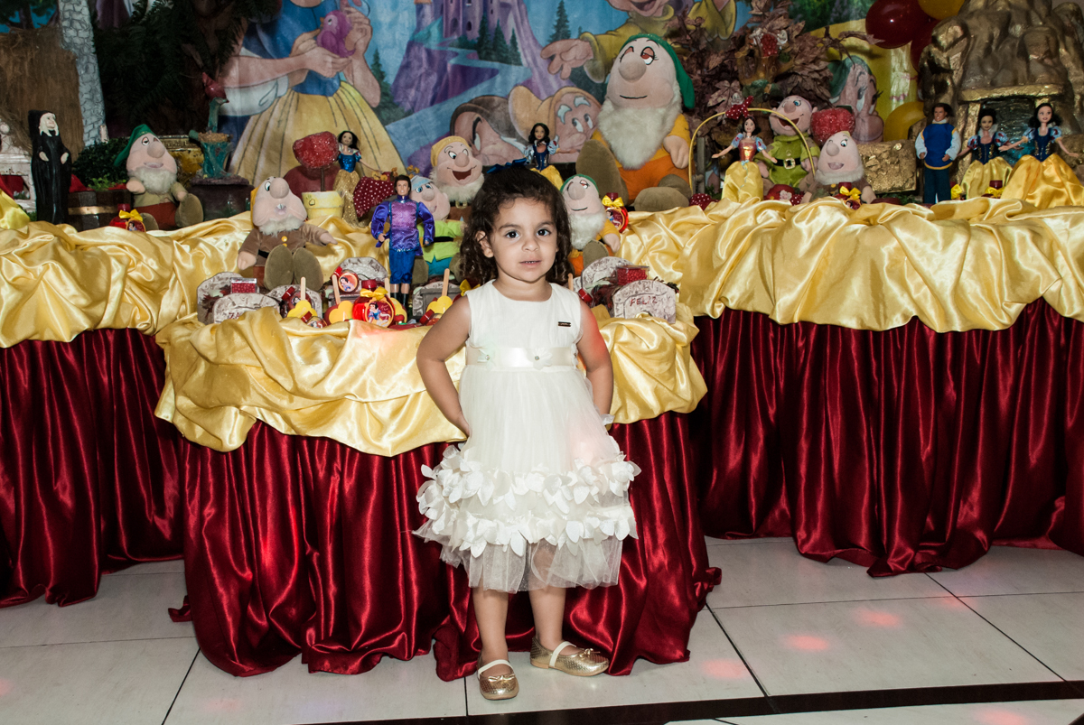 posando para a foto no Buffet Planeta Kids, niversario Larissa 3 anos, tema da festa Branca de Neve