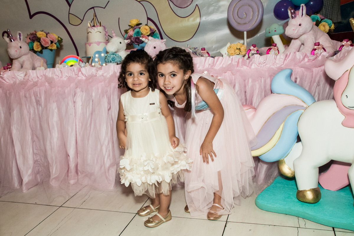 foto com a prima no Buffet Planeta Kids, niversario Larissa 3 anos, tema da festa Branca de Neve
