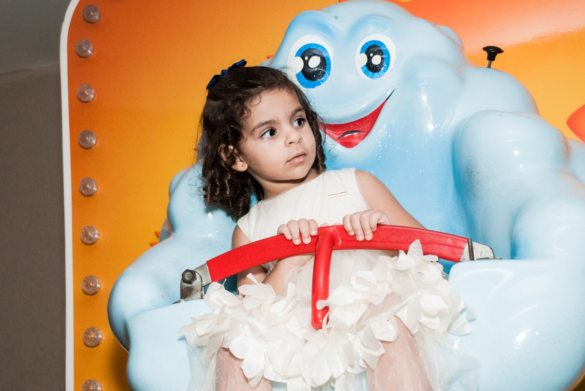 brincando no carrossel no Buffet Planeta Kids, niversario Larissa 3 anos, tema da festa Branca de Neve