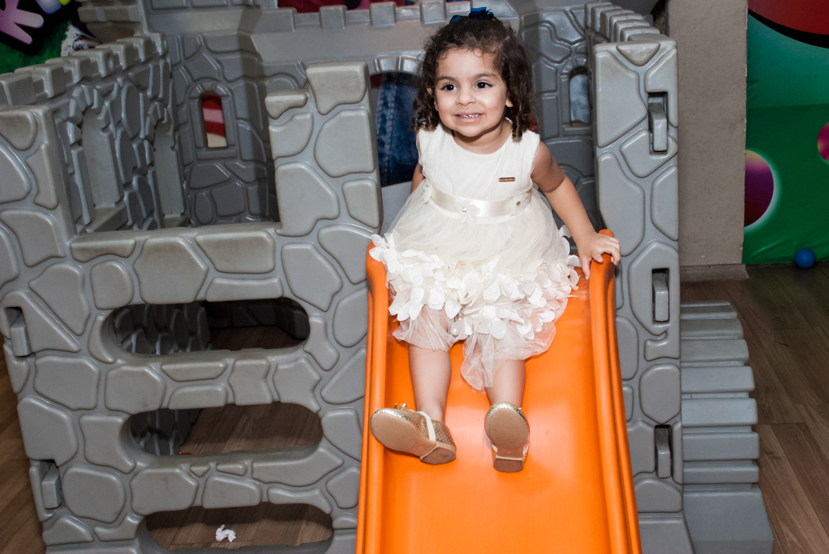 escorregador divertido no Buffet Planeta Kids, niversario Larissa 3 anos, tema da festa Branca de Neve