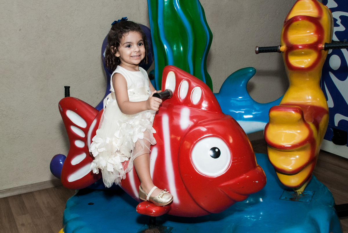 curtição no carrossel no Buffet Planeta Kids, niversario Larissa 3 anos, tema da festa Branca de Neve