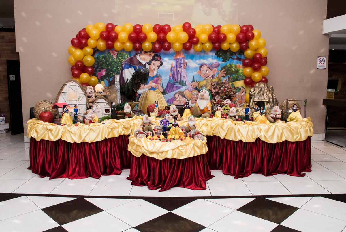 Mesa temática no Buffet Planeta Kids, niversario Larissa 3 anos, tema da festa Branca de Neve