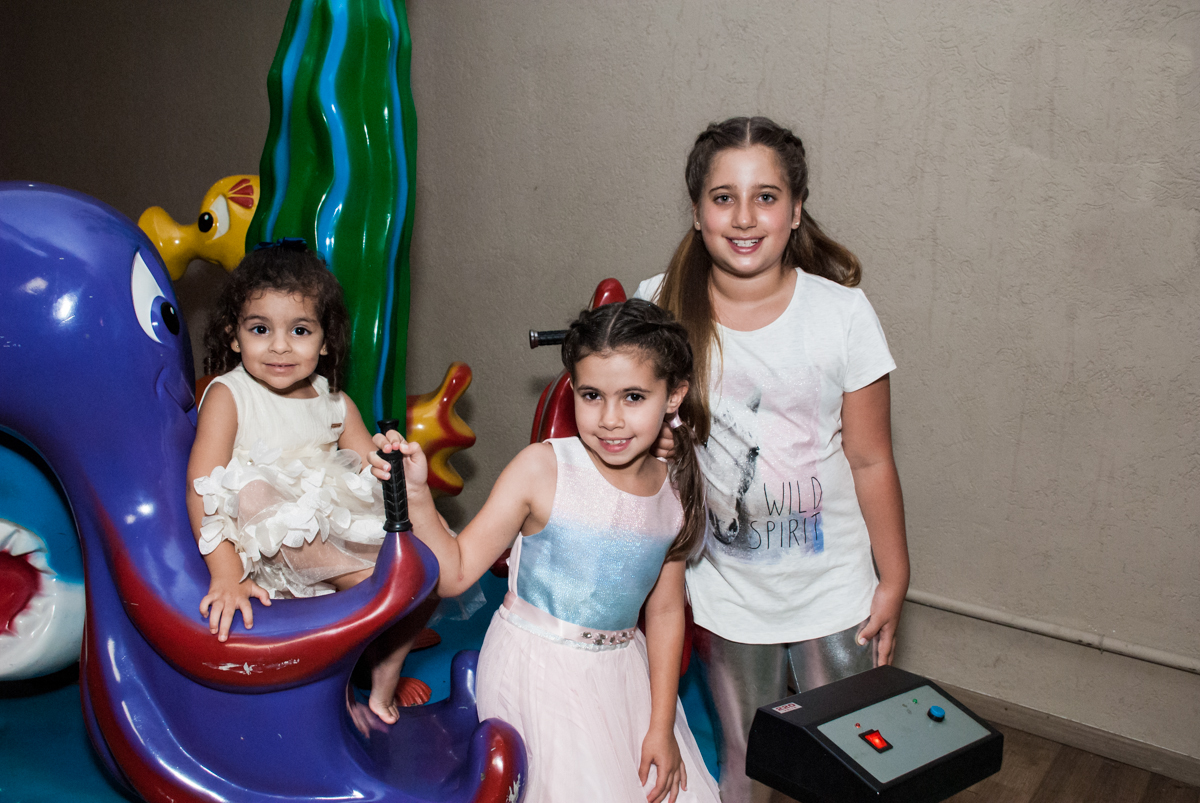 as primas posam para a foto no Buffet Planeta Kids, niversario Larissa 3 anos, tema da festa Branca de Neve