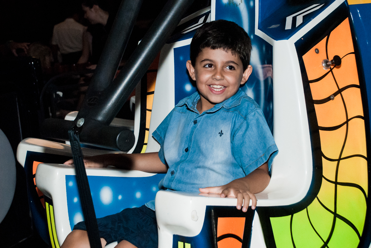 brincando no elevador no Buffet Planeta Kids, niversario Larissa 3 anos, tema da festa Branca de Neve