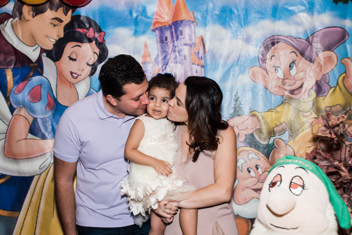 foto com os padrinhos no Buffet Planeta Kids, niversario Larissa 3 anos, tema da festa Branca de Neve