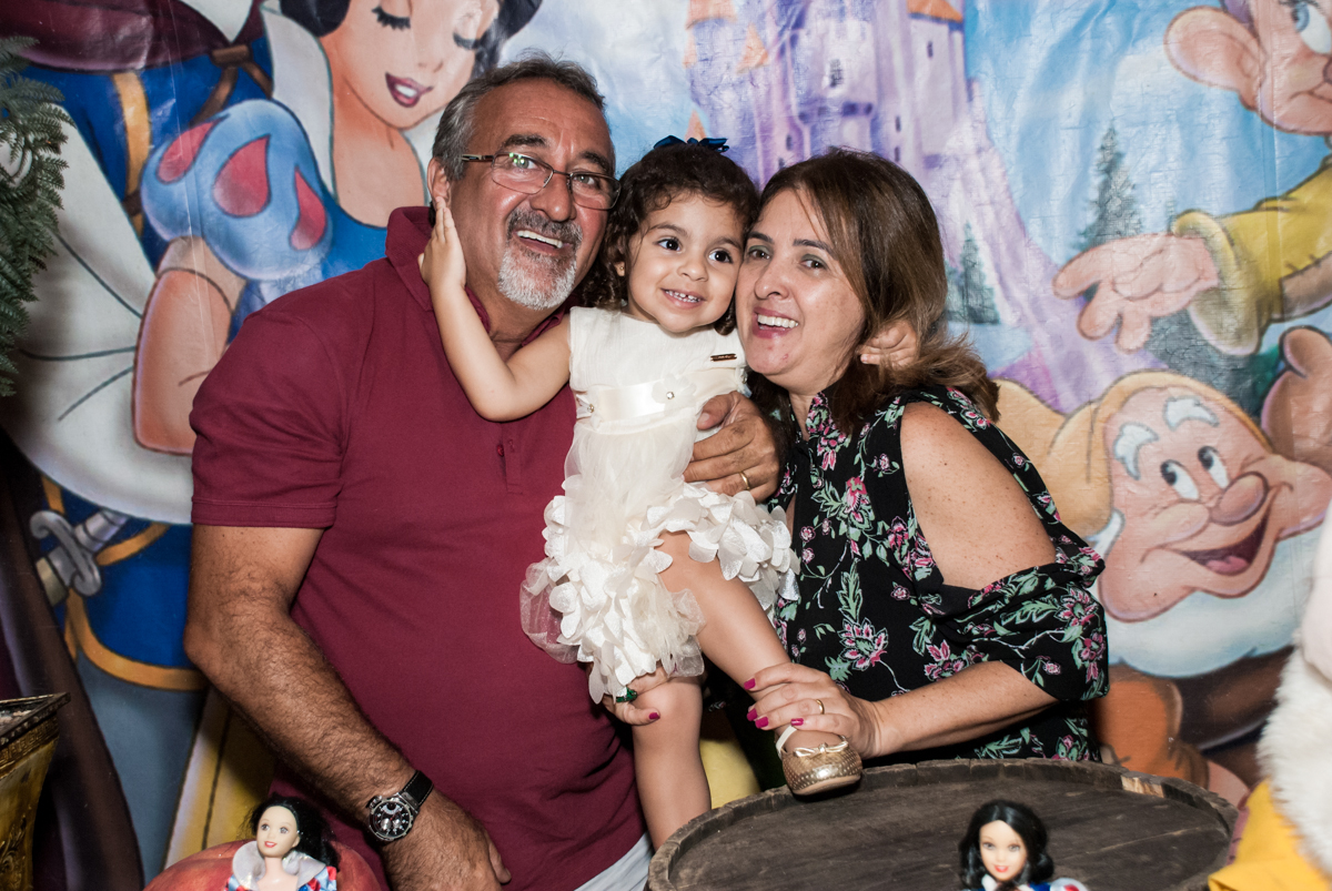 os tios também adoram a aniversariante no Buffet Planeta Kids, niversario Larissa 3 anos, tema da festa Branca de Neve