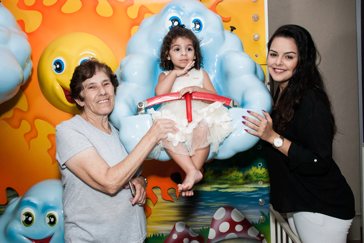 os amigos são fotografados com a aniversariante no Buffet Planeta Kids, niversario Larissa 3 anos, tema da festa Branca de Neve
