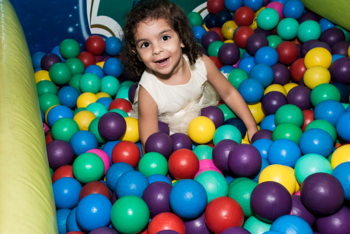 piscina de bolinha muito legal no Buffet Planeta Kids, niversario Larissa 3 anos, tema da festa Branca de Neve