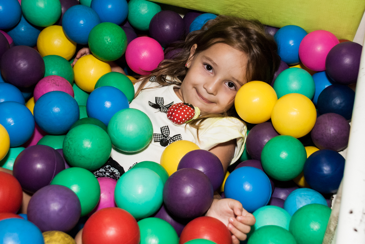 carinha de princesa na foto feita na piscina de bolinhas no Buffet Planeta Kids, niversario Larissa 3 anos, tema da festa Branca de Neve