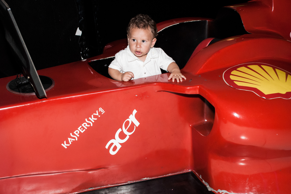 O bebe aproveita a ferrari no Buffet Planeta Kids, niversario Larissa 3 anos, tema da festa Branca de Neve