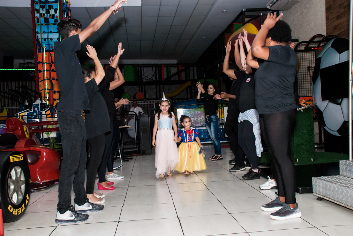 entrada para o parabéns no Buffet Planeta Kids, niversario Larissa 3 anos, tema da festa Branca de Neve