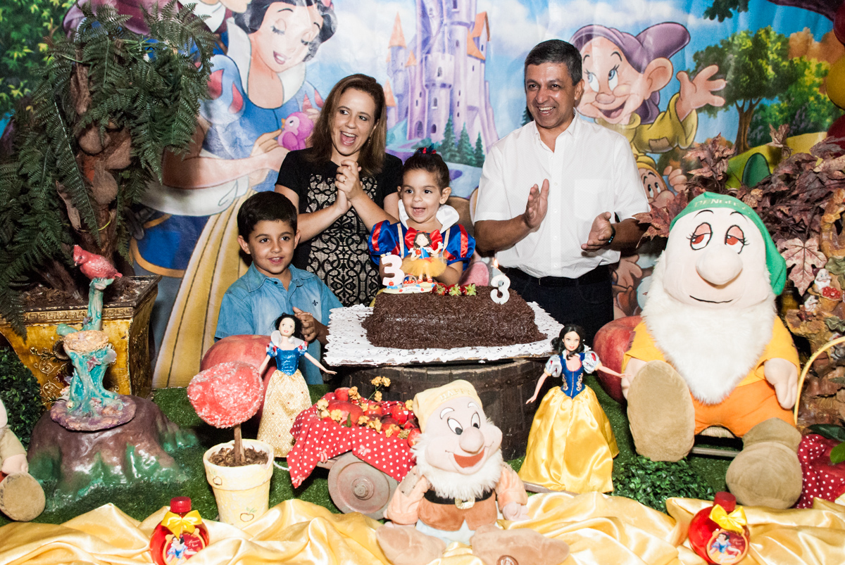 Parabéns animado no Buffet Planeta Kids, niversario Larissa 3 anos, tema da festa Branca de Neve
