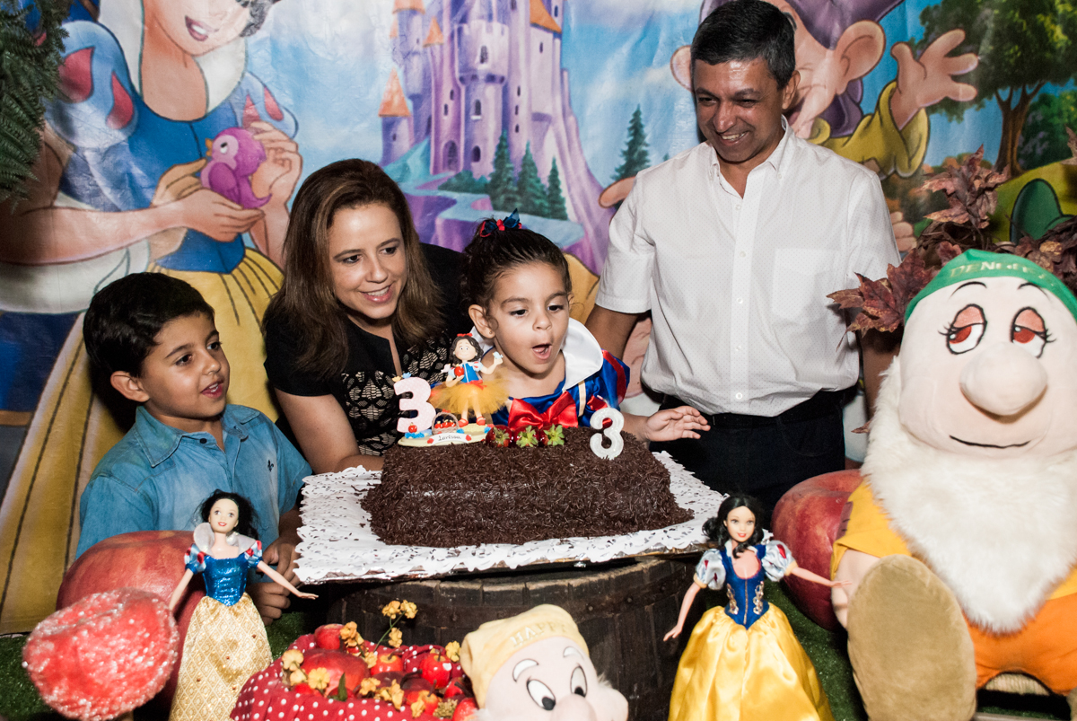 soprando a vela do bolo no Buffet Planeta Kids, niversario Larissa 3 anos, tema da festa Branca de Neve