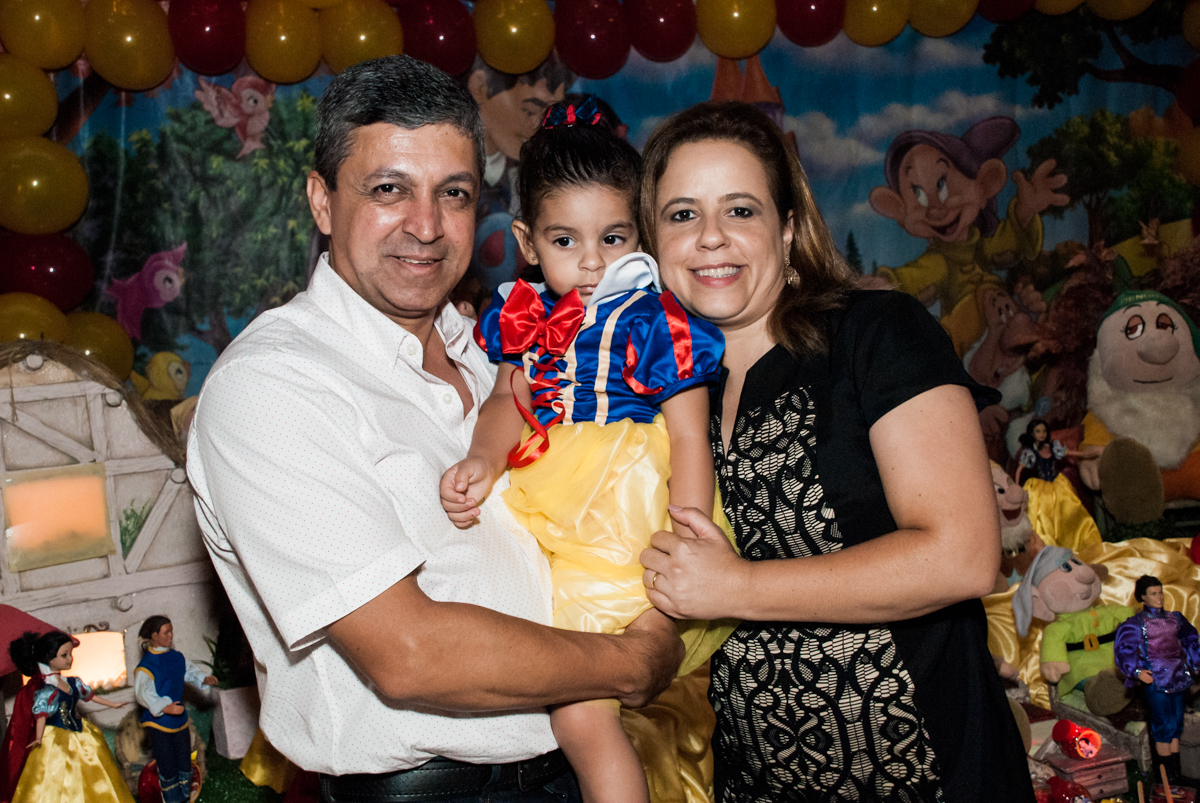 com os pais no parabéns no Buffet Planeta Kids, niversario Larissa 3 anos, tema da festa Branca de Neve
